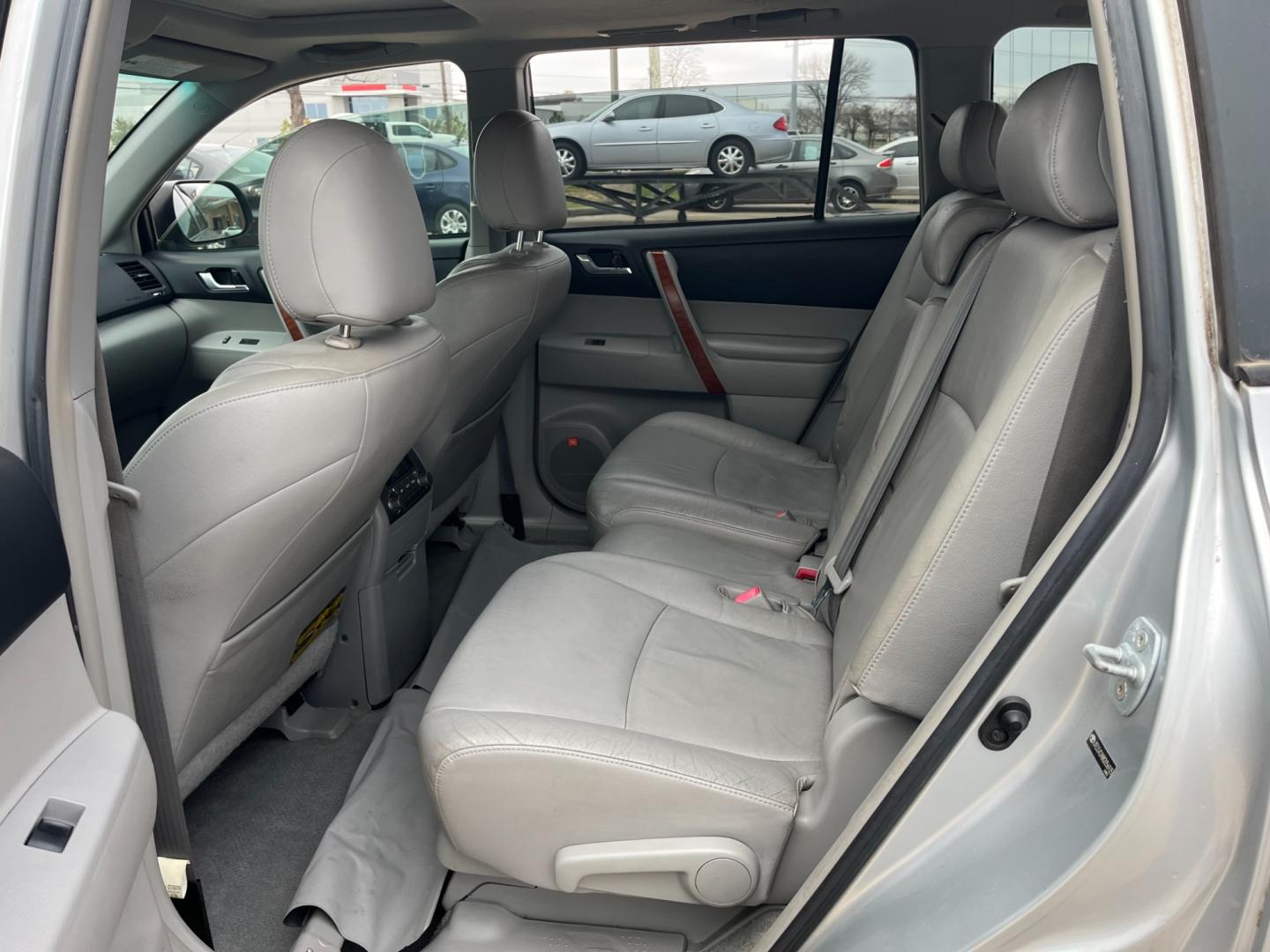 2008 SILVER /gray Toyota Highlander (JTEDS42A882) , Automatic transmission, located at 14700 Tomball Parkway 249, Houston, TX, 77086, (281) 444-2200, 29.928619, -95.504074 - Photo#9